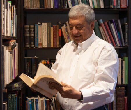 Méndez Vides: Creando un Legado Literario a Través de Historias Inventadas
