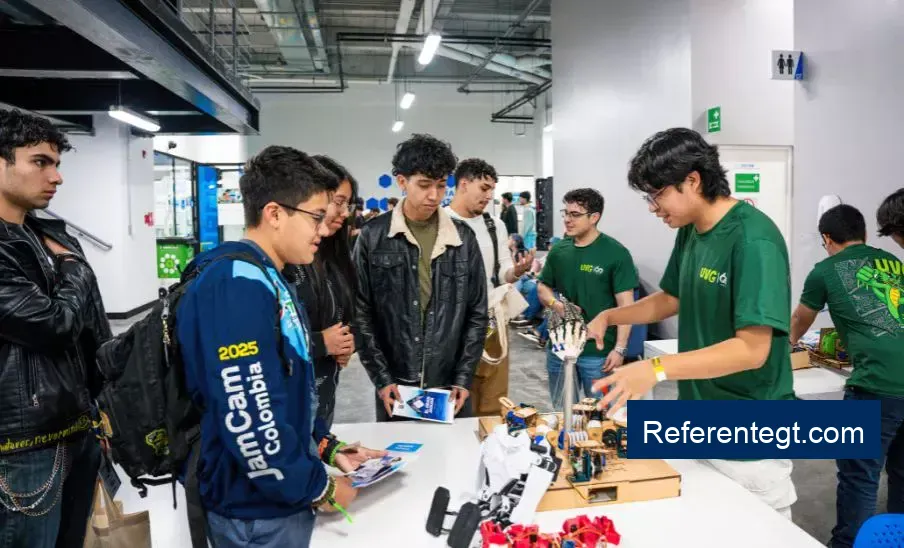 Descubre los innovadores proyectos de impacto social de estudiantes de UVG para futuros universitarios.