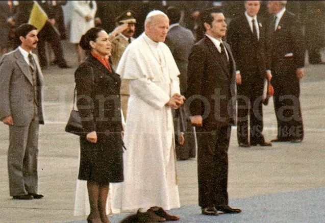 El 6 de marzo de 1983, el Papa Juan Pablo II, arriba a Guatemala durante su primera visita. El Pontífice es recibido por el presidente de facto Efraín Ríos Montt y su esposa, Teresa Sosa. (Foto: Hemeroteca )