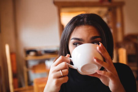 Descubre cuántas tazas de café al día son realmente seguras según un reciente estudio.