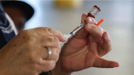 Revolucionaria vacuna promete transformar el tratamiento del cáncer en un hito histórico.