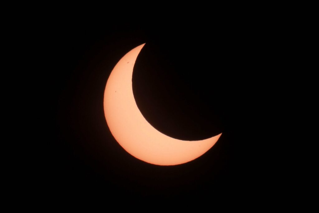 Desmitificando el rumor: La Tierra no perderá gravedad durante el eclipse solar del 12 de agosto