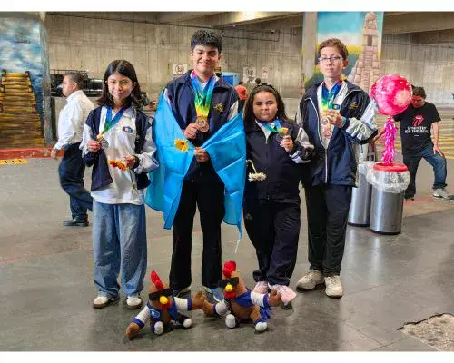 Estudiantes Colegio Castillo Córdova conquista 8 medallas en Singapur