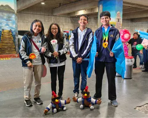 Estudiantes del Colegio Castillo Córdova conquista 8 medallas en Singapur