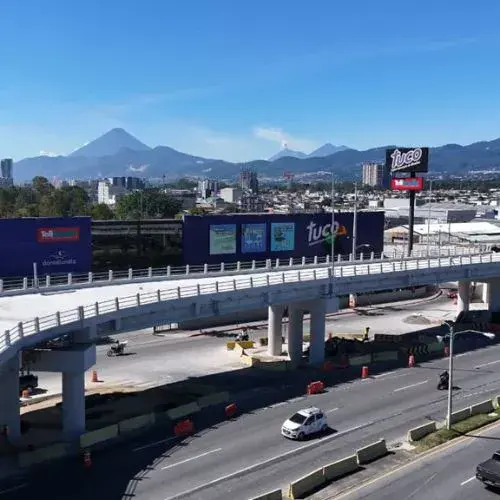 Habilitan Descripción de la foto para persona con discapacidad visual Paso a desnivel atraviesa la Calzada Roosevelt. (Crédito CIV)