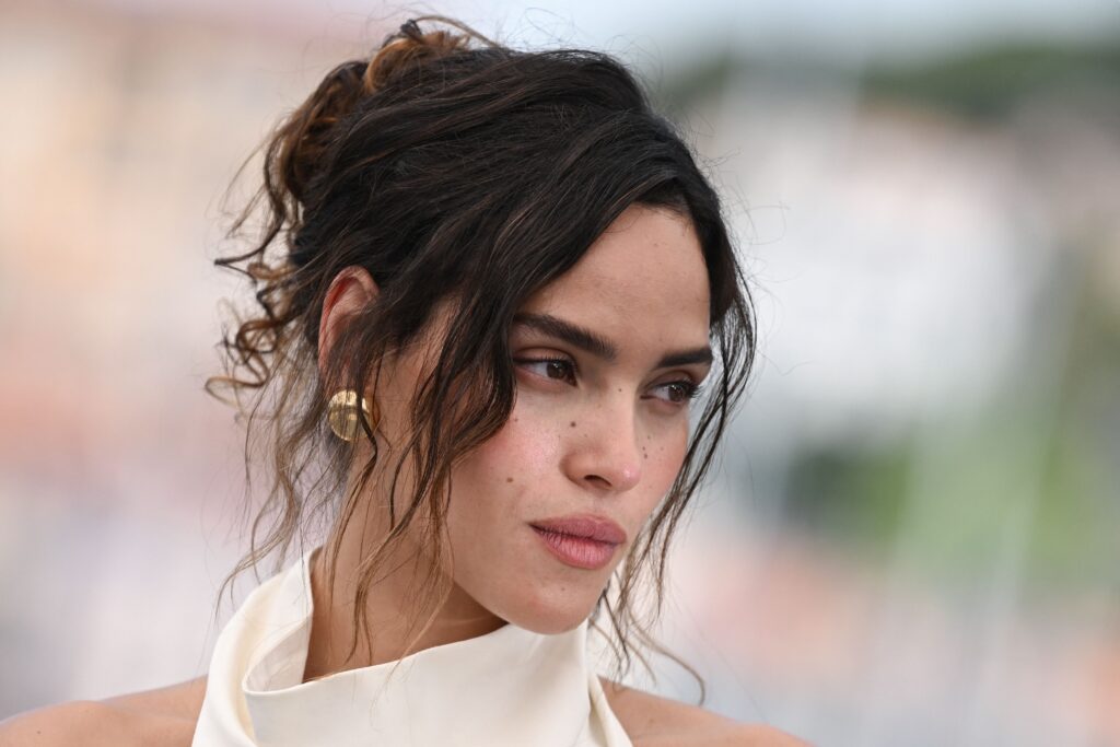 Adria Arjona deslumbran en ‘Onslaught’: La talentosa hija de Ricardo Arjona conquista al público