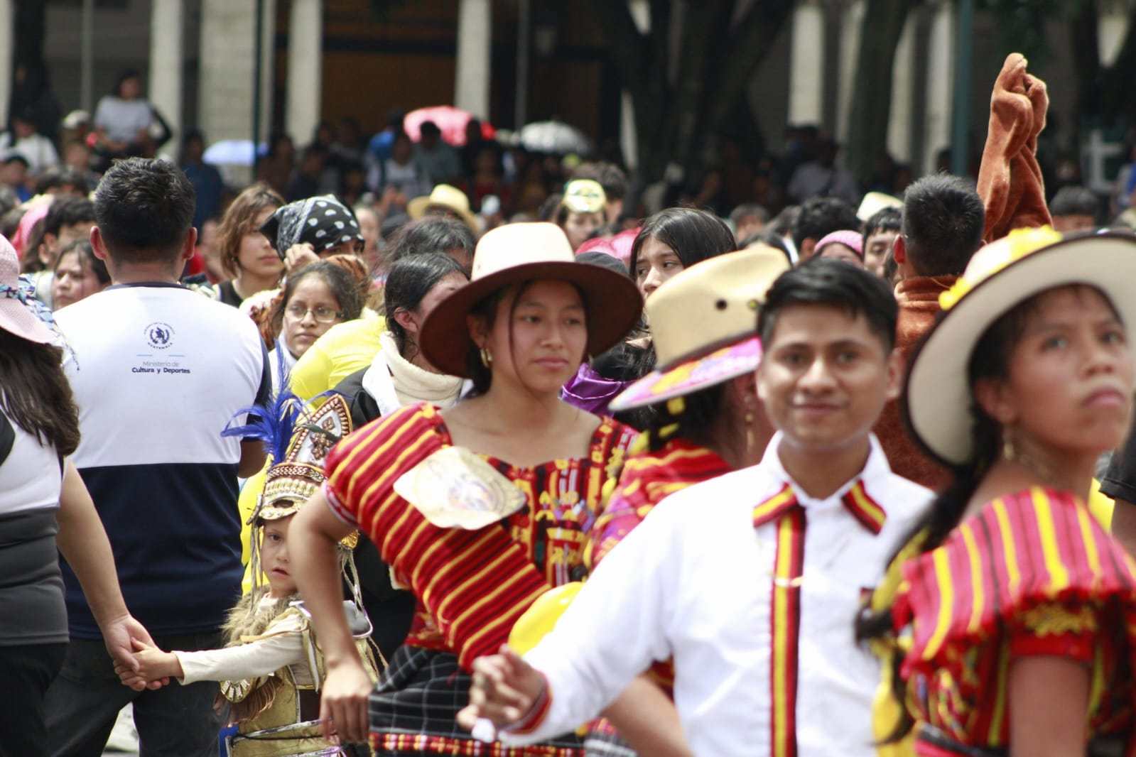 Máscaras, penachos y botargas llenan de color el Centro Histórico durante desfile de conviteros