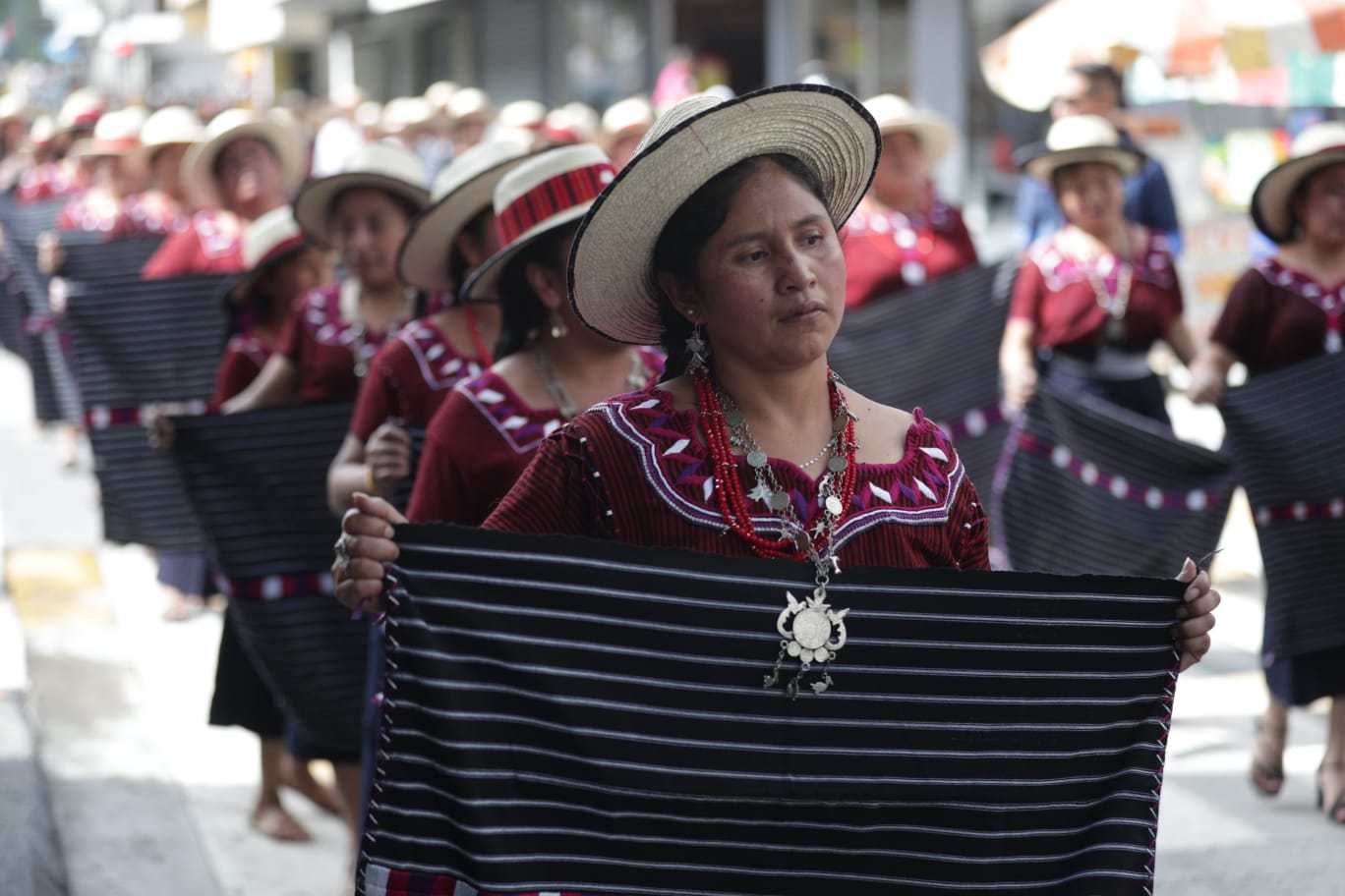 Máscaras, penachos y botargas llenan de color el Centro Histórico durante desfile de conviteros