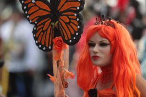 Desfile de Conviteros: Un Estallido de Color con Máscaras y Botargas en el Centro Histórico