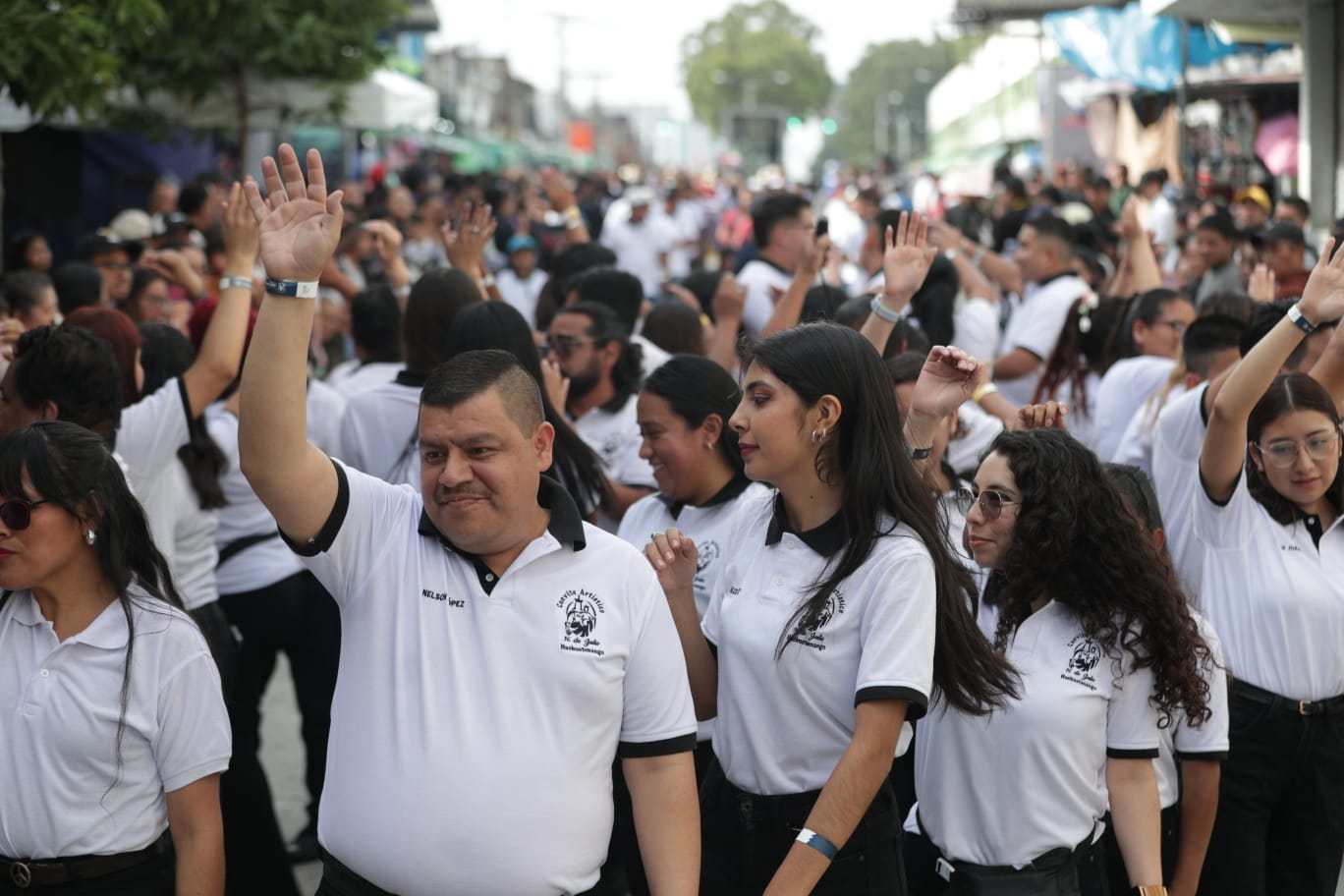Máscaras, penachos y botargas llenan de color el Centro Histórico durante desfile de conviteros