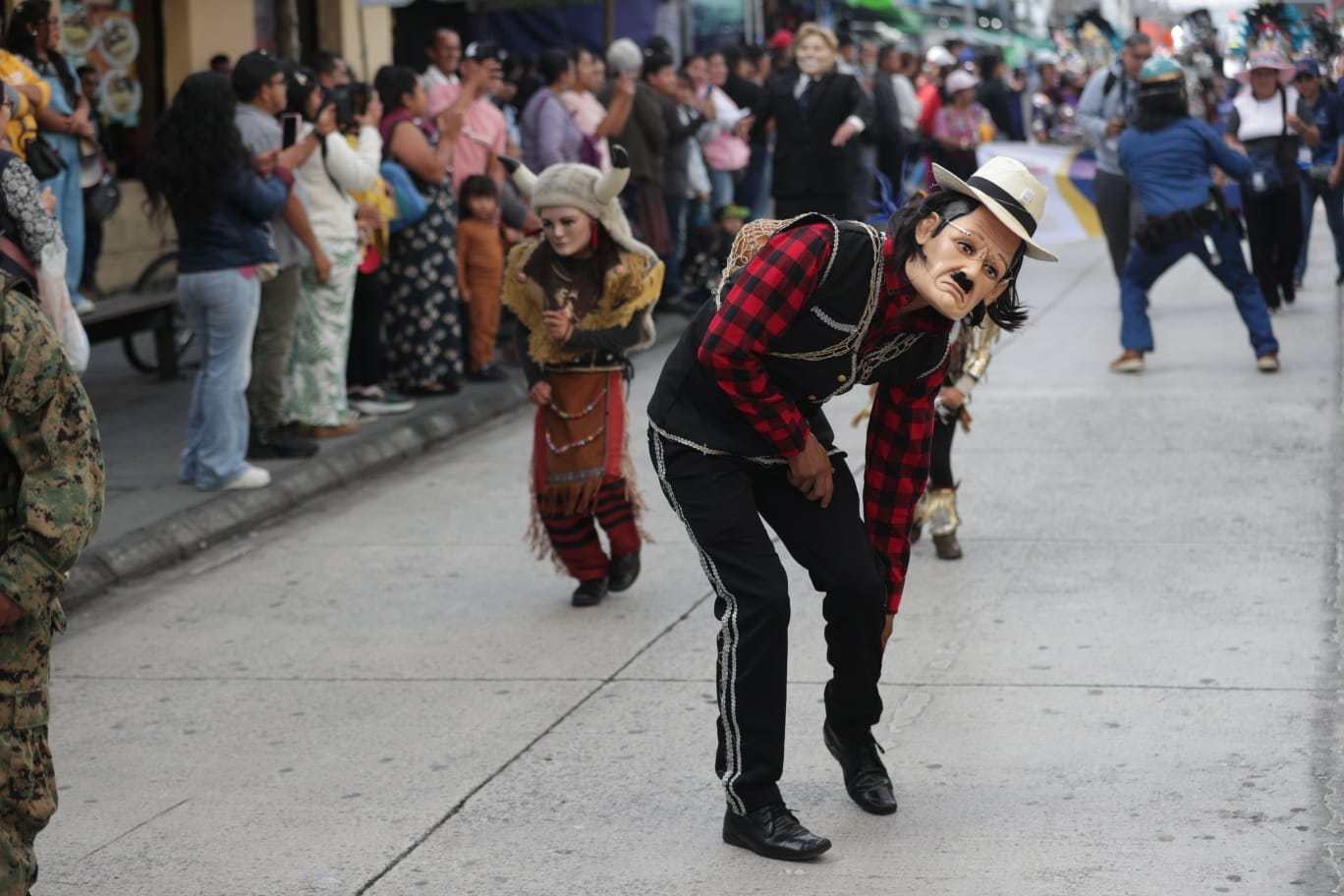 Máscaras, penachos y botargas llenan de color el Centro Histórico durante desfile de conviteros