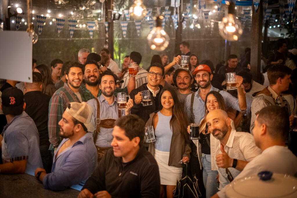 ¡Vive la experiencia única del Oktoberfest en Guatemala: tradición bávara y diversión asegurada!