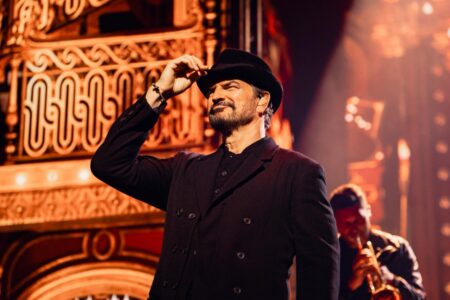 Ricardo Arjona Rememora Sus Comienzos en México con Emotivo Video: Un Viaje de Destino