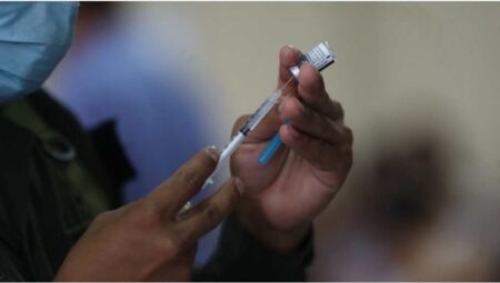 Expertos revelan si es necesario vacunarse contra el COVID-19 en la actualidad