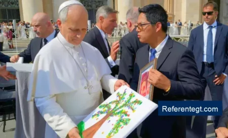 Papa León XIV recibe emotivo cuadro creado por talentosos niños de Guatemala