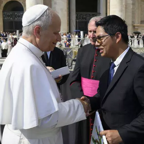 Papa León XIV recibió un lienzo pintado por niños guatemaltecos