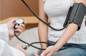 Descubre cómo una afección en las piernas eleva el riesgo de infarto y derrame cerebral