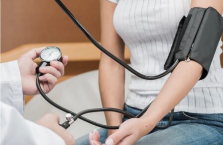 Descubre cómo una afección en las piernas eleva el riesgo de infarto y derrame cerebral